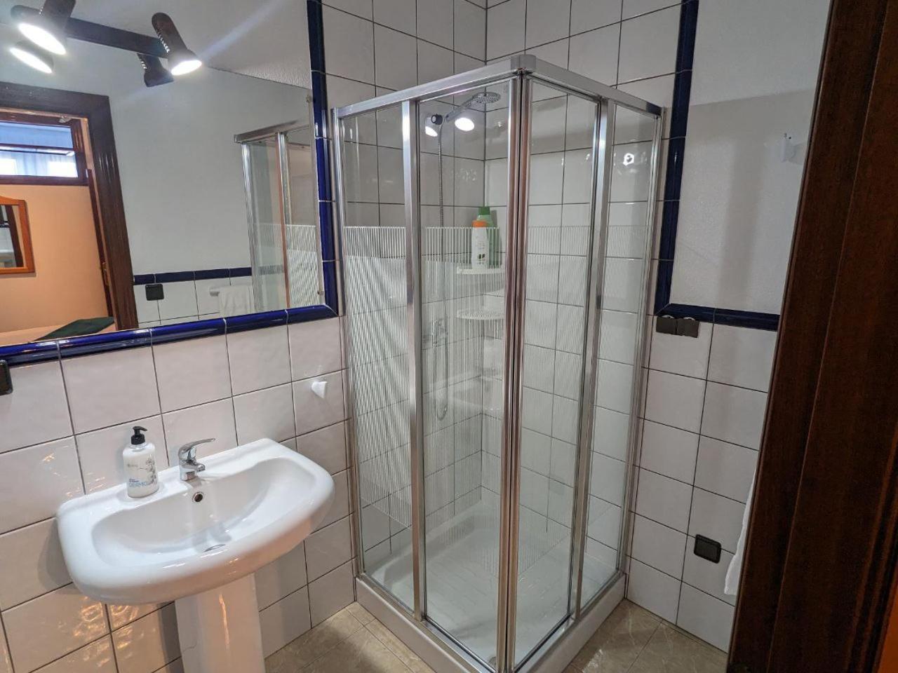 Vivienda Turistica Vacacional Maricarmen Hotel Arou Ngoại thất bức ảnh